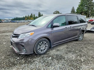 TOYOTA SIENNA XLE PREMIUM 8-PASSENGER