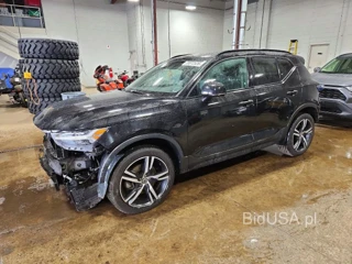 VOLVO XC40 T5 MOMENTUM