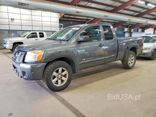 NISSAN TITAN SE
