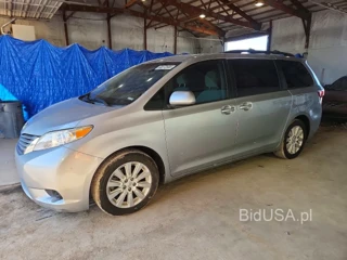 TOYOTA SIENNA LE