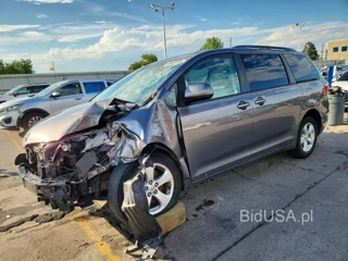 TOYOTA SIENNA LE