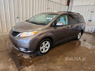 TOYOTA SIENNA LE
