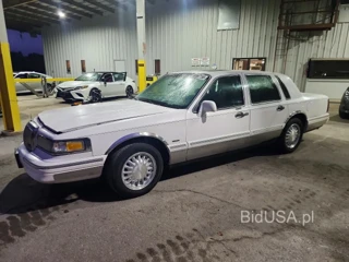 LINCOLN TOWN CAR