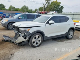 VOLVO XC40 T4 MOMENTUM