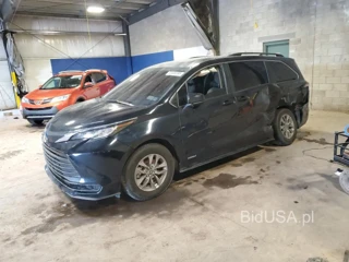 TOYOTA SIENNA LE 8-PASSENGER