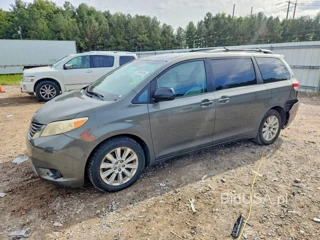 TOYOTA SIENNA LE