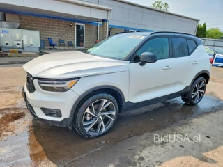 VOLVO XC40 T5 R-DESIGN
