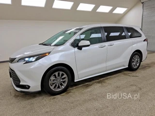 TOYOTA SIENNA XLE 8-PASSENGER