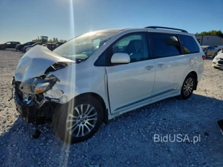 TOYOTA SIENNA XLE 8-PASSENGER