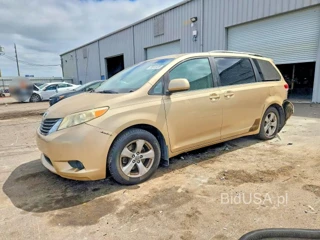TOYOTA SIENNA LE