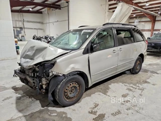 TOYOTA SIENNA LE 7-PASSENGER