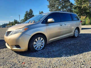 TOYOTA SIENNA LE