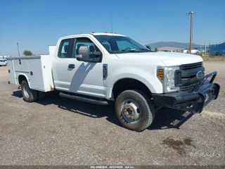 FORD FORD F-350 CHASSIS XL