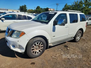 NISSAN PATHFINDER SE V8