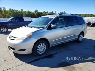 TOYOTA SIENNA LE 7-PASSENGER