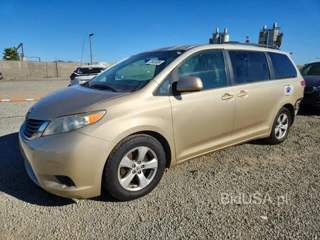 TOYOTA SIENNA LE