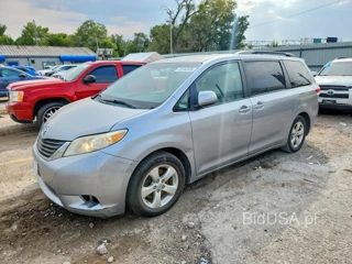 TOYOTA SIENNA LE
