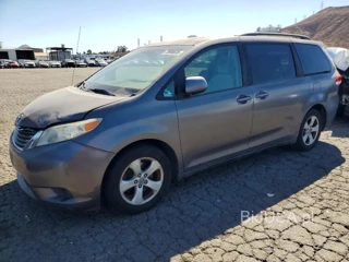 TOYOTA SIENNA LE