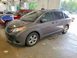 TOYOTA SIENNA LE
