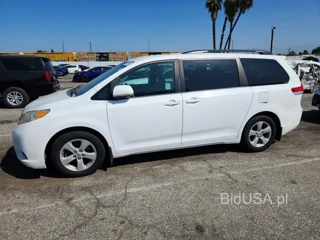 TOYOTA SIENNA LE