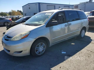 TOYOTA SIENNA LE 7 PASSENGER