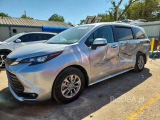 TOYOTA SIENNA XLE 8-PASSENGER