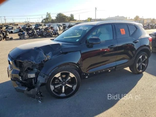 VOLVO XC40 T5 MOMENTUM
