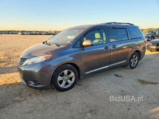 TOYOTA SIENNA LE