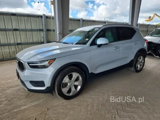 VOLVO XC40 T4 MOMENTUM