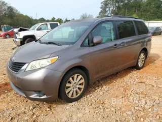 TOYOTA SIENNA LE