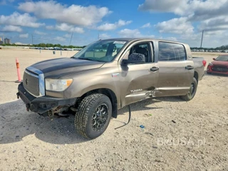 TOYOTA TUNDRA CREWMAX SR5