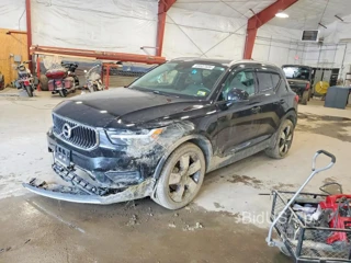 VOLVO XC40 T5 MOMENTUM