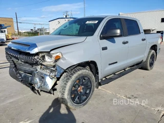 TOYOTA TUNDRA CREWMAX SR5