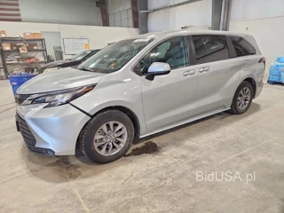 TOYOTA SIENNA LE
