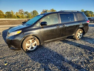 TOYOTA SIENNA LE