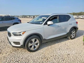 VOLVO XC40 T4 MOMENTUM