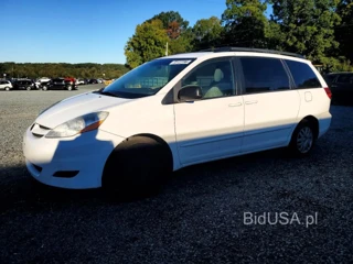 TOYOTA SIENNA LE 8-PASSENGER