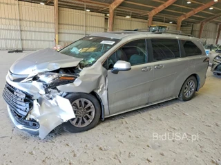 TOYOTA SIENNA XLE 8-PASSENGER