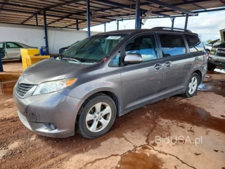 TOYOTA SIENNA LE