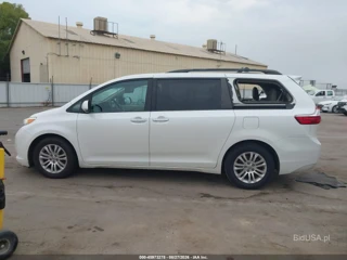 TOYOTA TOYOTA SIENNA XLE 8 PASSENGER