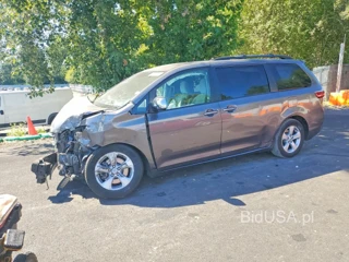 TOYOTA SIENNA LE