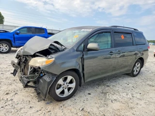 TOYOTA SIENNA LE