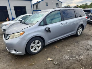 TOYOTA SIENNA LE