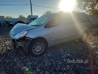 TOYOTA SIENNA LE
