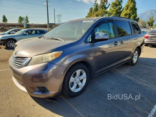 TOYOTA SIENNA LE