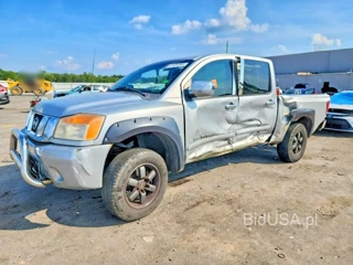 NISSAN TITAN SE