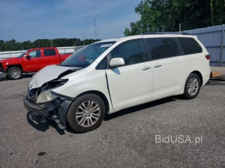 TOYOTA SIENNA XLE 8-PASSENGER