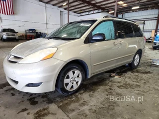 TOYOTA SIENNA LE 7-PASSENGER