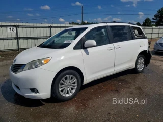 TOYOTA SIENNA XLE 8-PASSENGER