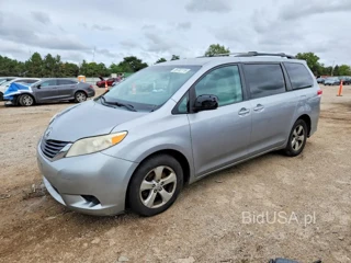 TOYOTA SIENNA LE